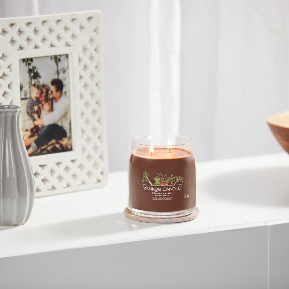 Yankee Candle Praline & Birch Medium Jar Extra Image 2